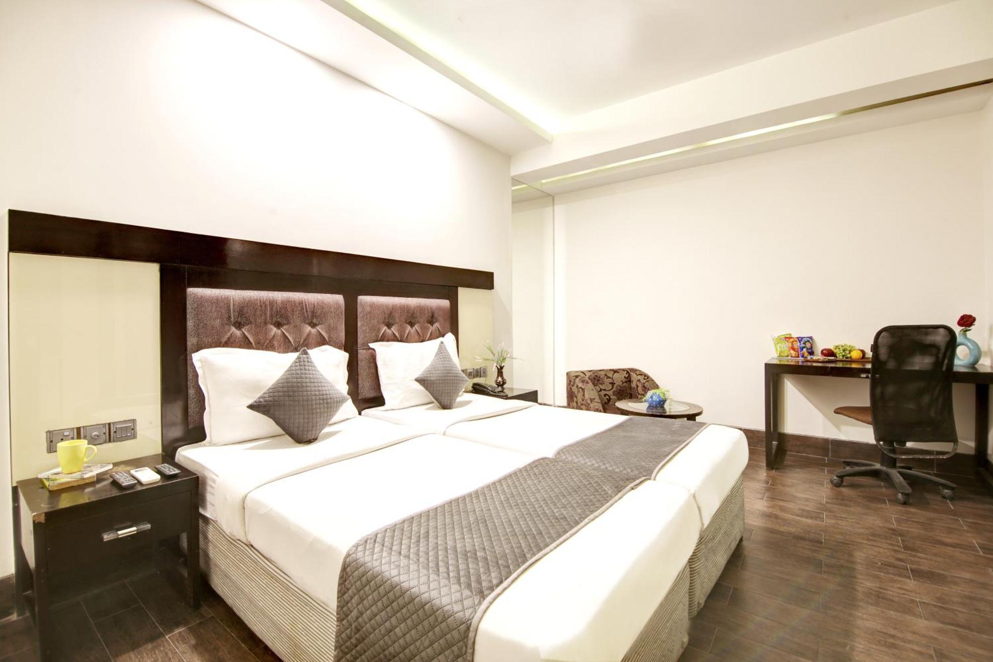 Hotel Good Times Near Ganga Ram Hospital And Karol Bagh Metro 델리 외부 사진