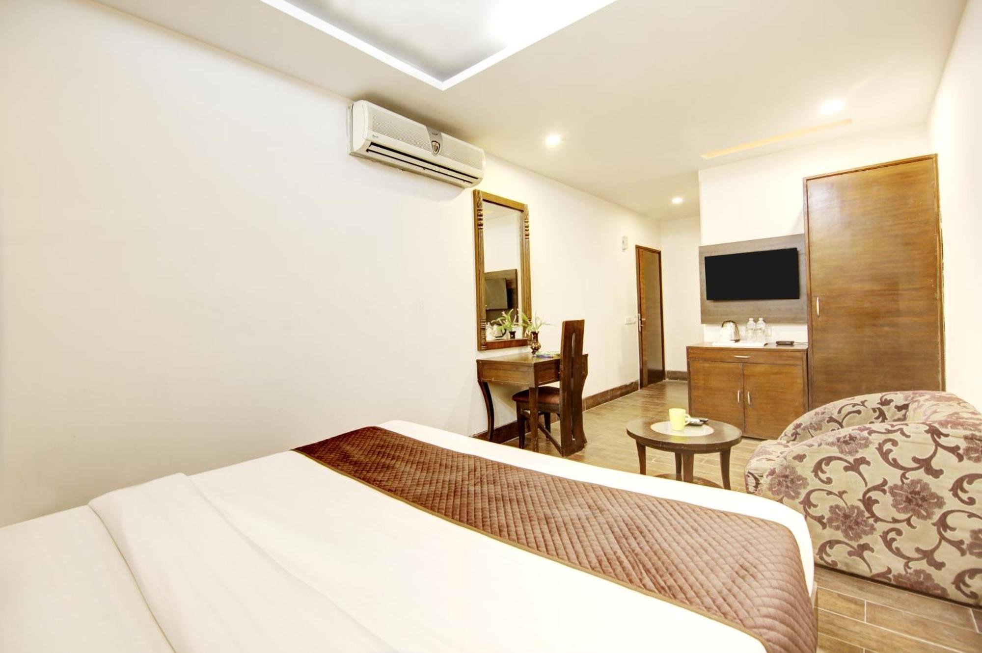 Hotel Good Times Near Ganga Ram Hospital And Karol Bagh Metro 델리 외부 사진