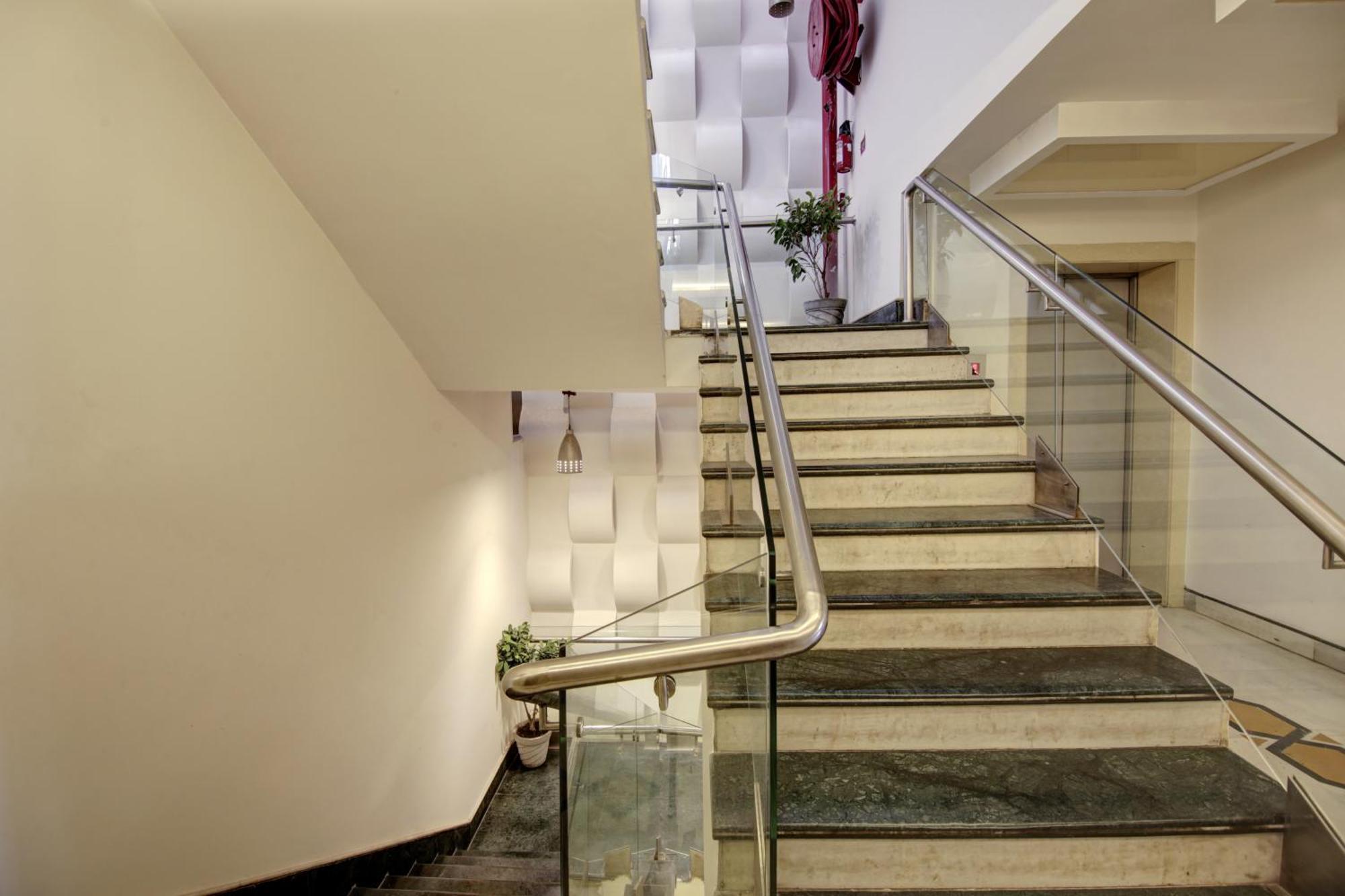 Hotel Good Times Near Ganga Ram Hospital And Karol Bagh Metro 델리 외부 사진