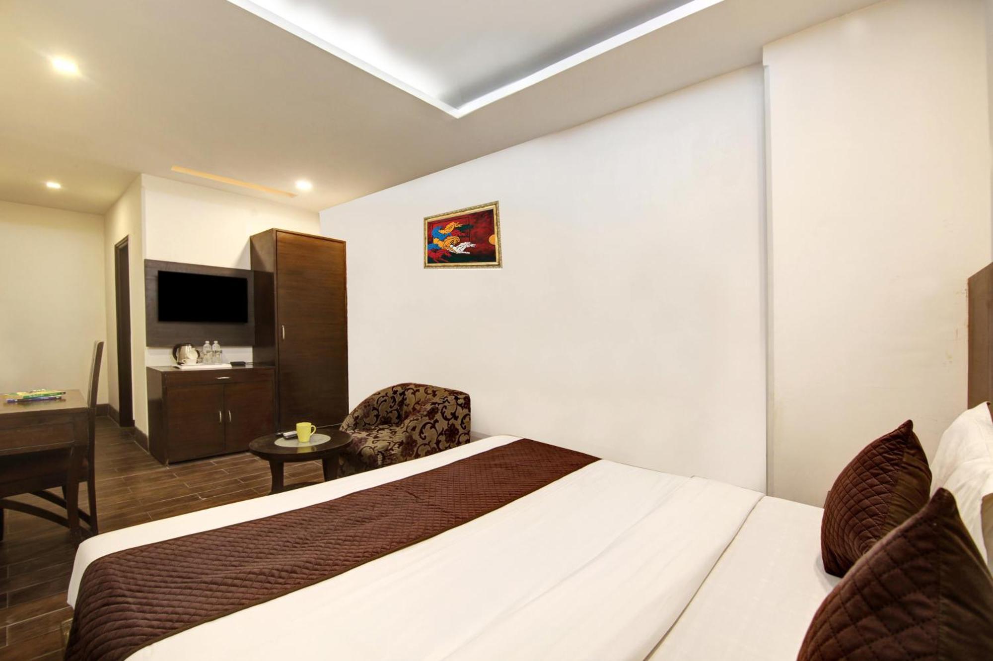 Hotel Good Times Near Ganga Ram Hospital And Karol Bagh Metro 델리 외부 사진
