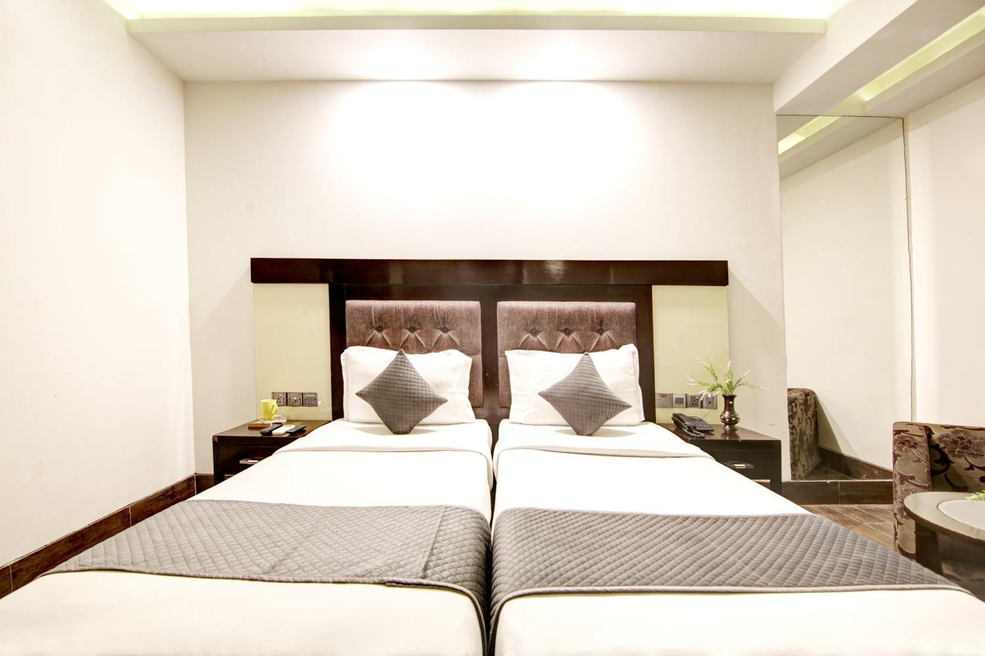 Hotel Good Times Near Ganga Ram Hospital And Karol Bagh Metro 델리 외부 사진