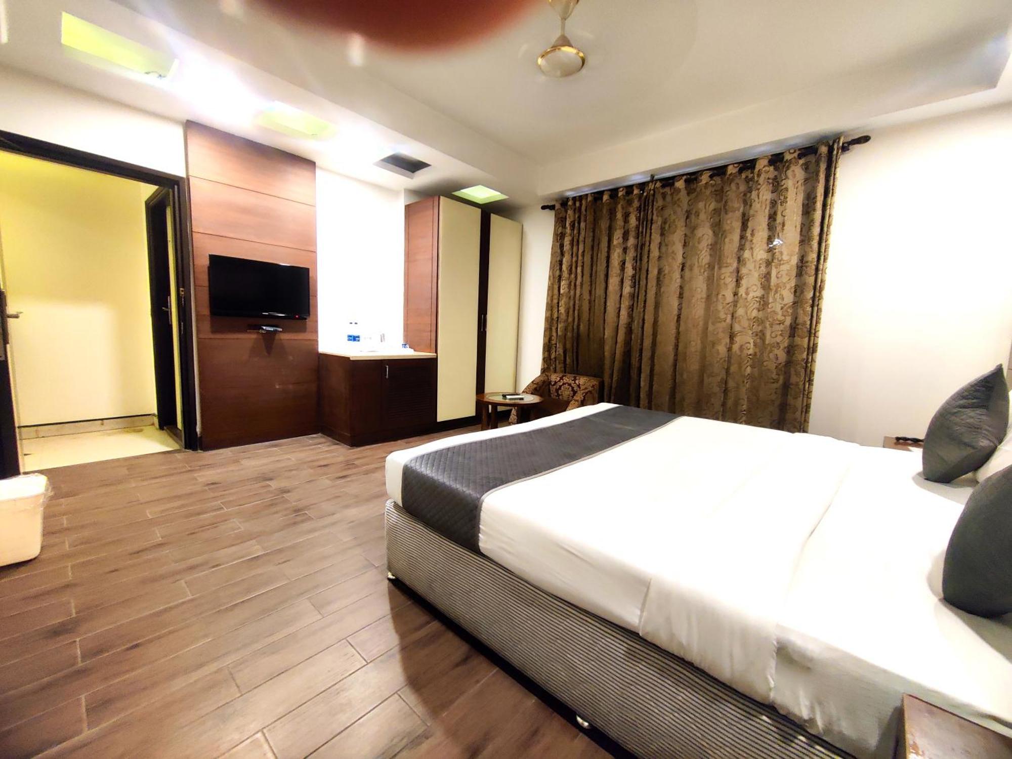 Hotel Good Times Near Ganga Ram Hospital And Karol Bagh Metro 델리 외부 사진